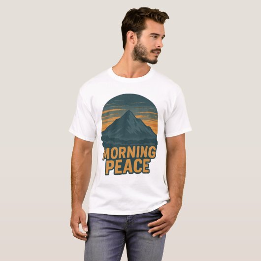 Serene Mountain Sunrise Retro Emblem Tシャツ (正面フル)