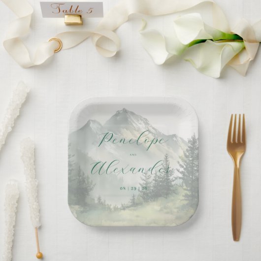 Serene Muted Green Watercolor Mountains ペーパープレート (ウェディング)