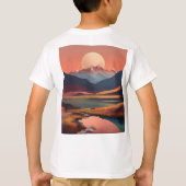 Serene Peaks：ミニマルな風景Tシャツ Tシャツ (裏面)