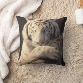 Serene White Tiger Throw Pillow – Gentle Elegance クッション (ブランケット)