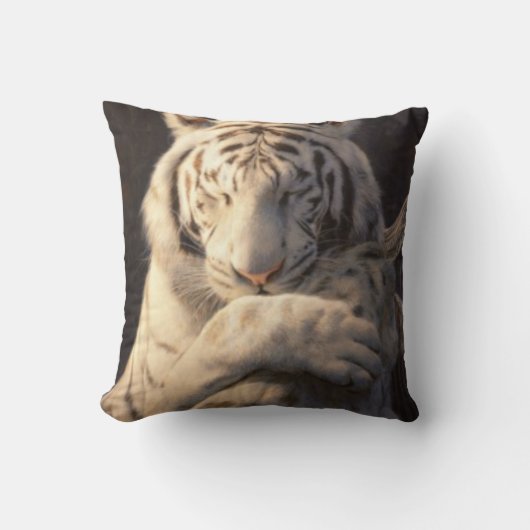 Serene White Tiger Throw Pillow – Gentle Elegance クッション (正面)