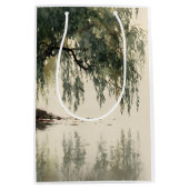 Serene Willow Tree Reflection Nature Art (11) ミディアムペーパーバッグ (正面)