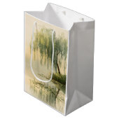 Serene Willow Tree Reflection Nature Art (1) ミディアムペーパーバッグ (正面アングル)