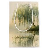 Serene Willow Tree Reflection Nature Art (1) ミディアムペーパーバッグ (正面)