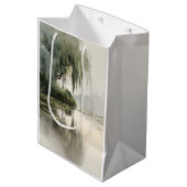 Serene Willow Tree Reflection Nature Art (2) ミディアムペーパーバッグ (正面アングル)