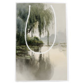 Serene Willow Tree Reflection Nature Art (2) ミディアムペーパーバッグ (正面)