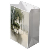 Serene Willow Tree Reflection Nature Art (2) ミディアムペーパーバッグ (裏面アングル)