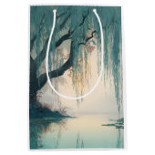 Serene Willow Tree Reflection Nature Art (3) ミディアムペーパーバッグ (正面)