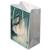 Serene Willow Tree Reflection Nature Art (3) ミディアムペーパーバッグ (裏面アングル)