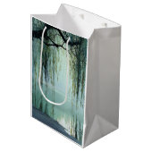 Serene Willow Tree Reflection Nature Art (4) ミディアムペーパーバッグ (正面アングル)