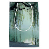 Serene Willow Tree Reflection Nature Art (4) ミディアムペーパーバッグ (正面)