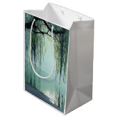 Serene Willow Tree Reflection Nature Art (4) ミディアムペーパーバッグ (裏面アングル)