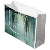 Serene Willow Tree Reflection Nature Art (4) ラージペーパーバッグ (正面アングル)