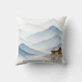 Serenity Peaks — Minimalist Cabin Landscape Throw  クッション (裏面)