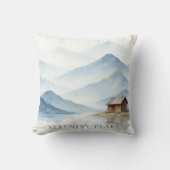 Serenity Peaks — Minimalist Cabin Landscape Throw  クッション (正面)