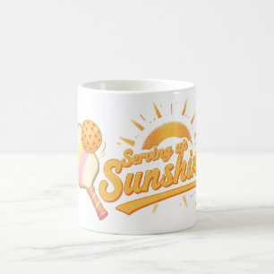 Serving Up Sunshine サンシャインを届ける陽気なパステルピックルボールライフ コーヒーマグカップ