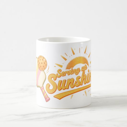 Serving Up Sunshine | サンシャインを届ける陽気なパステルピックルボールライフ コーヒーマグカップ (中央)