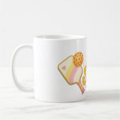 Serving Up Sunshine | サンシャインを届ける陽気なパステルピックルボールライフ コーヒーマグカップ (左)