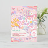Seven Is A Vibe Retro Groovy Daisy 7th Birthday 招待状 (スタンド正面)
