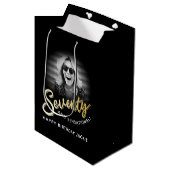 Seventy gold script and custom photo 70th birthday ミディアムペーパーバッグ (正面アングル)