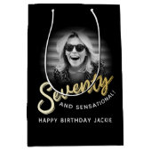 Seventy gold script and custom photo 70th birthday ミディアムペーパーバッグ (正面)