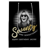 Seventy gold script and custom photo 70th birthday ミディアムペーパーバッグ (裏面)