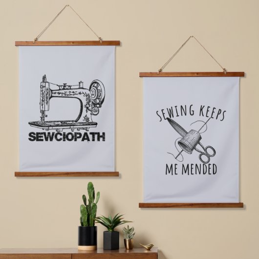 Sewciopath Sewing Keeps Me Mended Fun 吊り下げ型タペストリー (非対称)