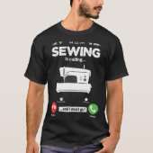 Sewing Is Calling I Must Go Sewing Machine Hobby S Tシャツ (正面)