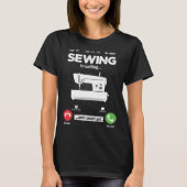 Sewing Is Calling I Must Go Sewing Machine Hobby S Tシャツ (正面)