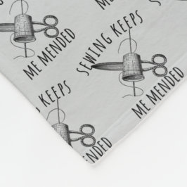Sewing Keeps Me Mended Vintage Scissors Fun フリースブランケット