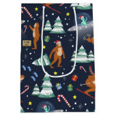 SFクリスマス |ビッグ足、エイリアン、トナカイ ミディアムペーパーバッグ (裏面)