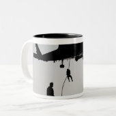 SH-60Fから人員を迅速に接続 ツートーンマグカップ (正面左)