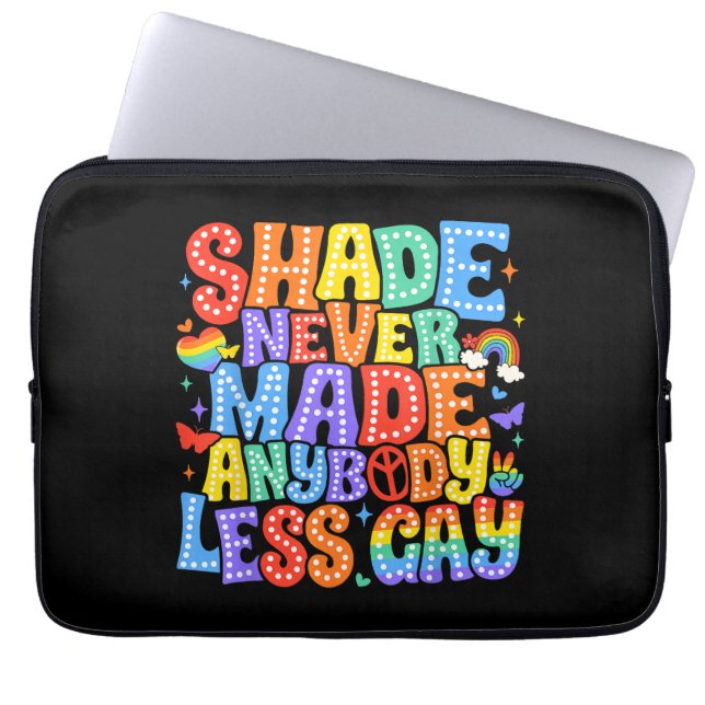 Shadeは決して誰もLGBTの月を減少させたゲイプライド ラップトップスリーブ (正面)