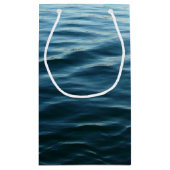 Shades of Blue Water抽象芸術自然撮影 スモールペーパーバッグ (裏面)