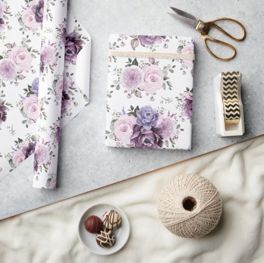 Shades of Dusty Purple開花ムーディフローラ結婚ズ ラッピングペーパー (クラフト)