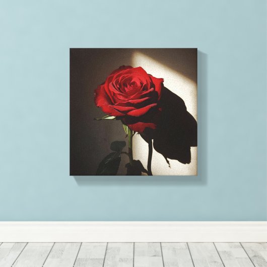 Shadowed Red Rose – Dramatic Chiaroscuro Floral Ar キャンバスプリント (インサイチュ (ウッドフロア))