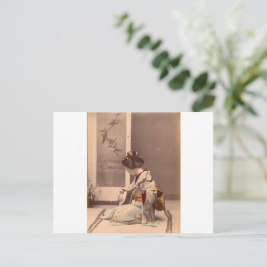 shamisenを遊んでいるヴィンテージの日本のな芸者 ポストカード (スタンド正面)