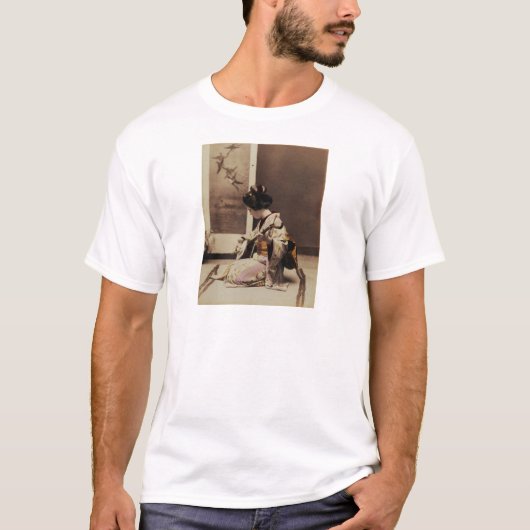 shamisenを遊んでいる日本のな芸者 tシャツ (正面)