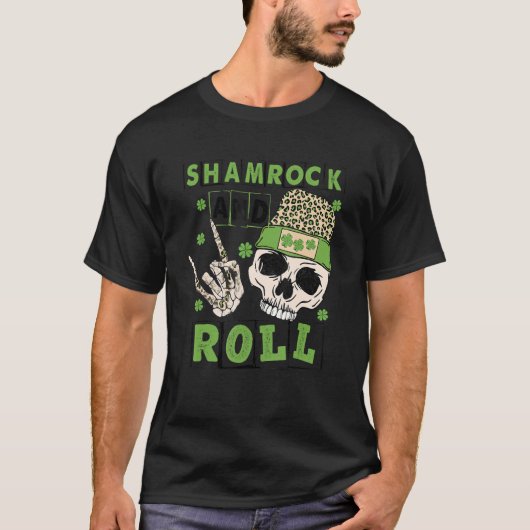 Shamrock and Roll Funny Skeleton Hand Rocker St Pa Tシャツ (正面)