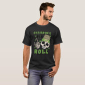 Shamrock and Roll Funny Skeleton Hand Rocker St Pa Tシャツ (正面フル)