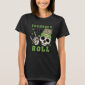 Shamrock and Roll Funny Skeleton Hand Rocker St Pa Tシャツ (正面)