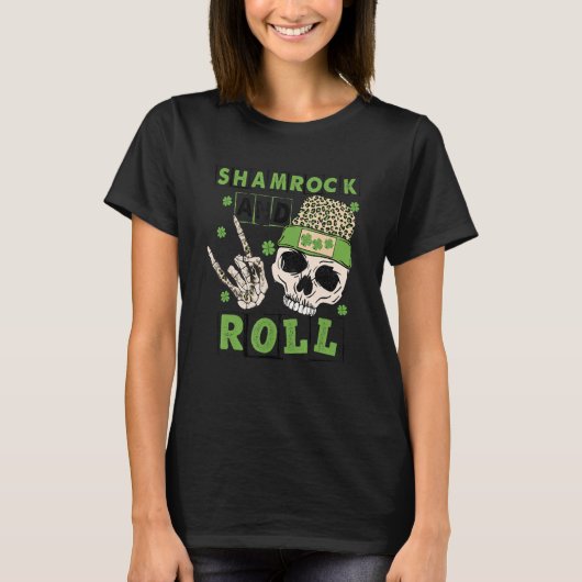 Shamrock and Roll Funny Skeleton Hand Rocker St Pa Tシャツ (正面)