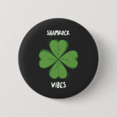 Shamrock Vibes Four-Leaf Clover St. Paddy's Day 缶バッジ (正面)