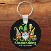 Shamrocking with My Gnomies おもしろい St. Patrick's キーホルダー (正面)