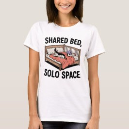 Shared Bed, Solo Space | 面白いペット寝る引用 Tシャツ