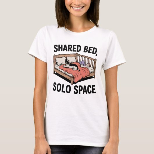 Shared Bed, Solo Space | 面白いペット寝る引用 Tシャツ (正面)