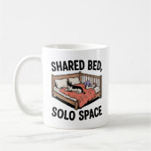 Shared Bed, Solo Space | Dog & Cat Humor コーヒーマグカップ (左)