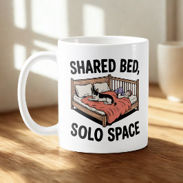Shared Bed, Solo Space | Dog & Cat Humor コーヒーマグカップ