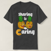 Sharing is Caring Swingers Couple Pineapple Men Wo Tシャツ (デザイン正面)