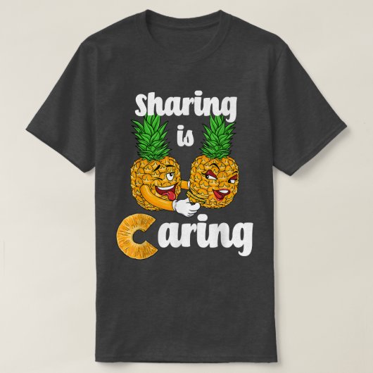 Sharing is Caring Swingers Couple Pineapple Men Wo Tシャツ (デザイン正面)